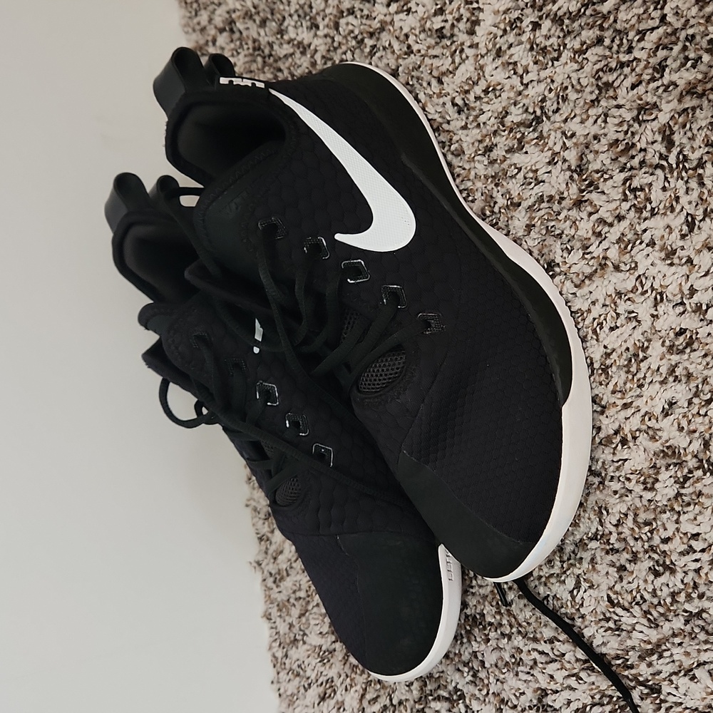 Nike Men's Size 9 Basketball Witness Black and White